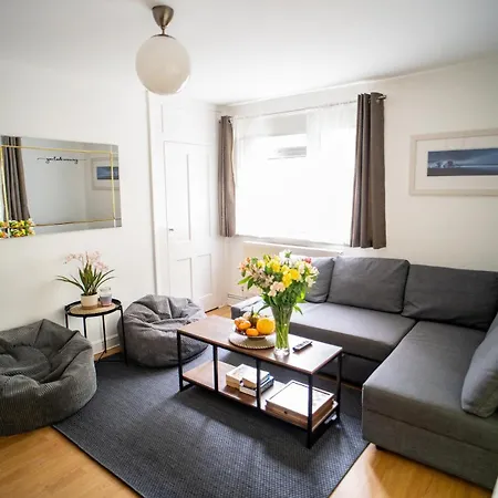 Centre 2-bed With Balcony, Cabot Circus *