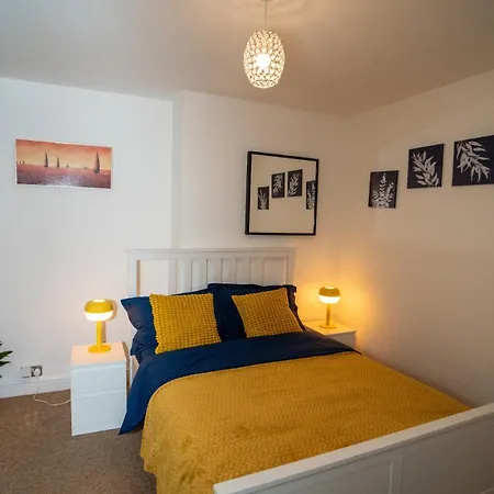 Centre 2-bed With Balcony, Cabot Circus
