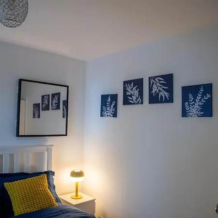 Centre 2-bed With Balcony, Cabot Circus *