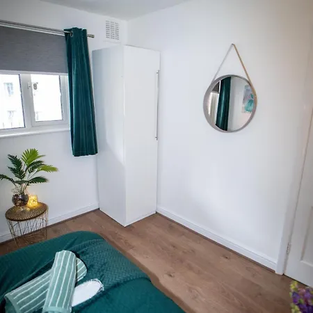 Centre 2-bed With Balcony, Cabot Circus Bristol