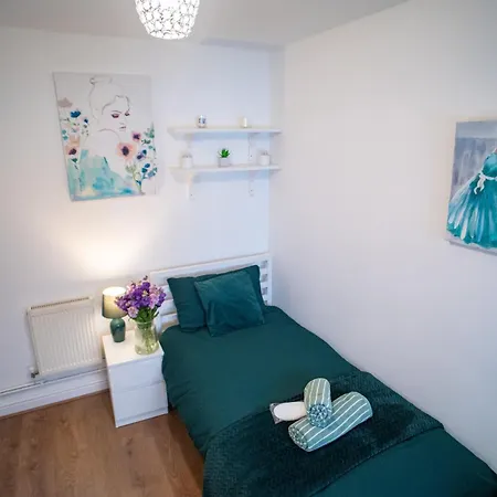 Centre 2-bed With Balcony, Cabot Circus