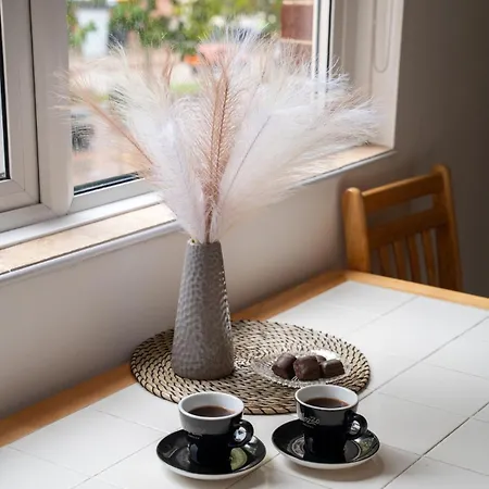 Centre 2-bed With Balcony, Cabot Circus *