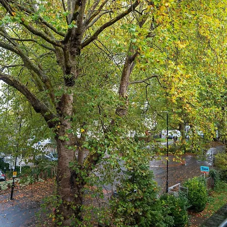 Centre 2-bed With Balcony, Cabot Circus *
